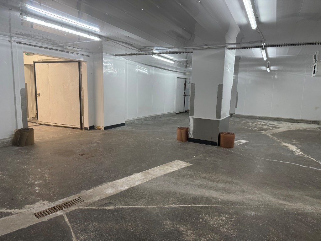 Lot: 53 - VACANT LARGE INDUSTRIAL UNIT - Refrigeration room with loading bay